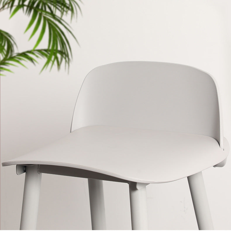 Muebles de plástico de taburete de plástico escandinavo con patas de metal en acabado mate
