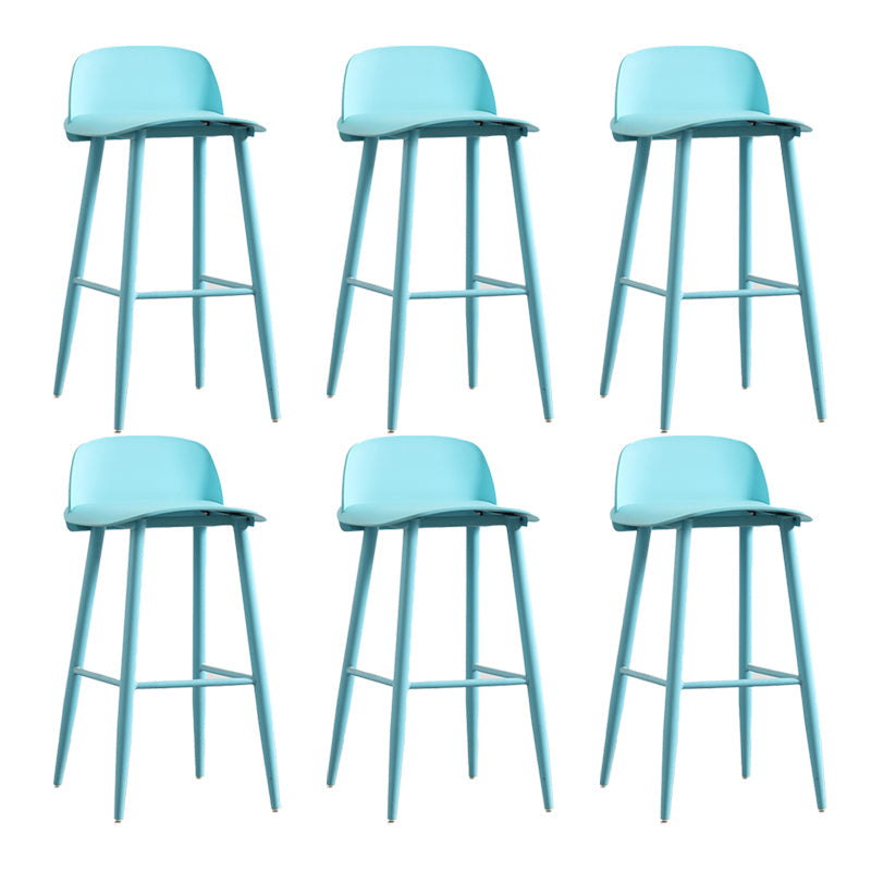 Meubles en plastique scandinave en plastique en plastique avec des jambes métalliques en finition mate