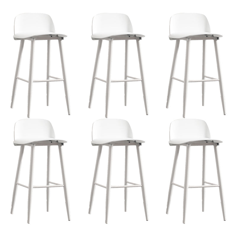 Muebles de plástico de taburete de plástico escandinavo con patas de metal en acabado mate