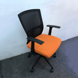 コンテンポラリーアームチェア固定腕のミッドバックメッシュ腰部サポートオフィスチェア