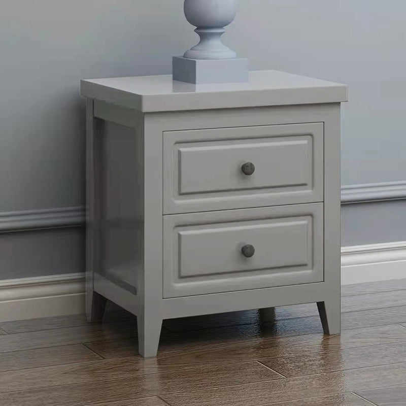 Cajón de almacenamiento de la mesa nocturna de roble tradicional con las piernas