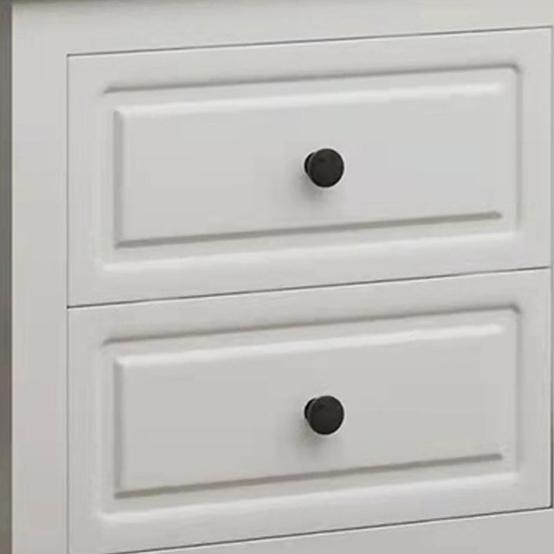 Cajón de almacenamiento de la mesa nocturna de roble tradicional con las piernas