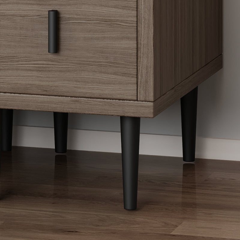 Hedendaagse verticale opslagkist in de borst slaapkamer in bruin met laden