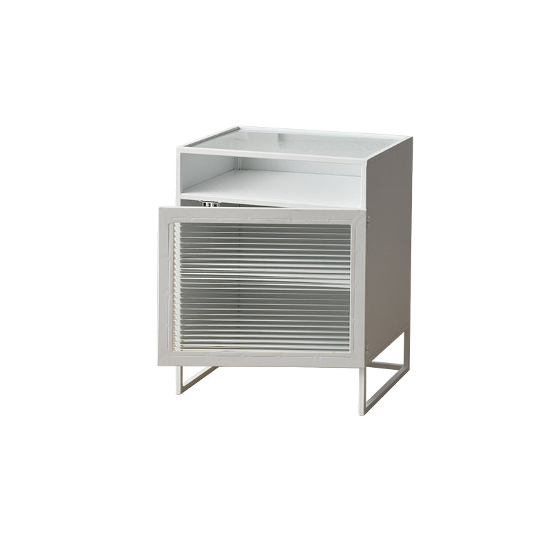 Cama de metal mesita de noche