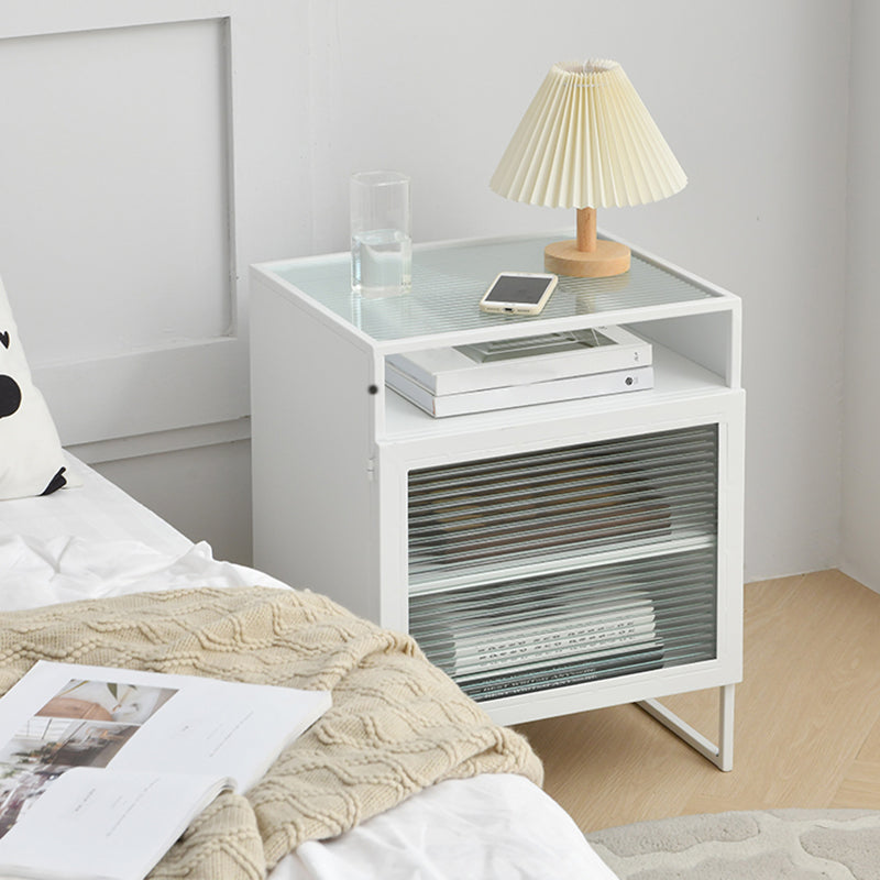 Cama de metal mesita de noche