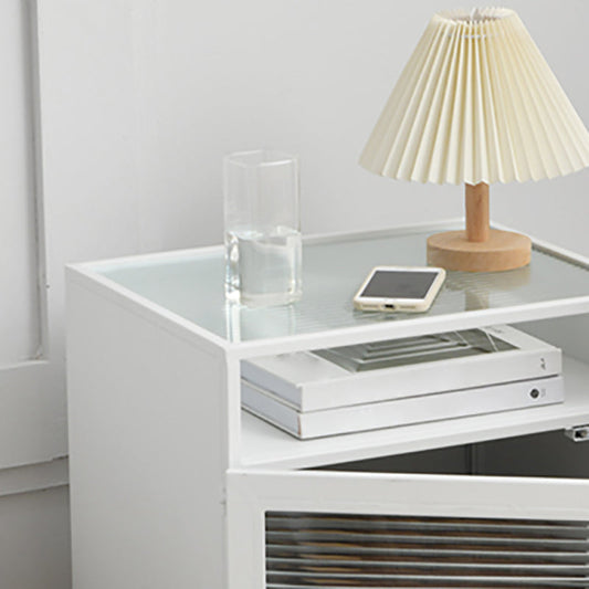 Cama de metal mesita de noche