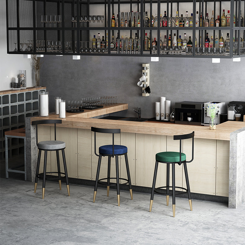 Sgabello imbottito di velluto in metallo scandinavo in metallo in finitura opaca per interno
