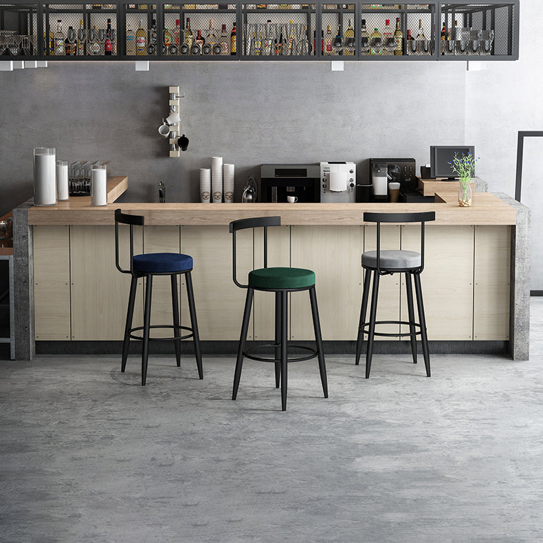 Sgabello imbottito di velluto in metallo scandinavo in metallo in finitura opaca per interno