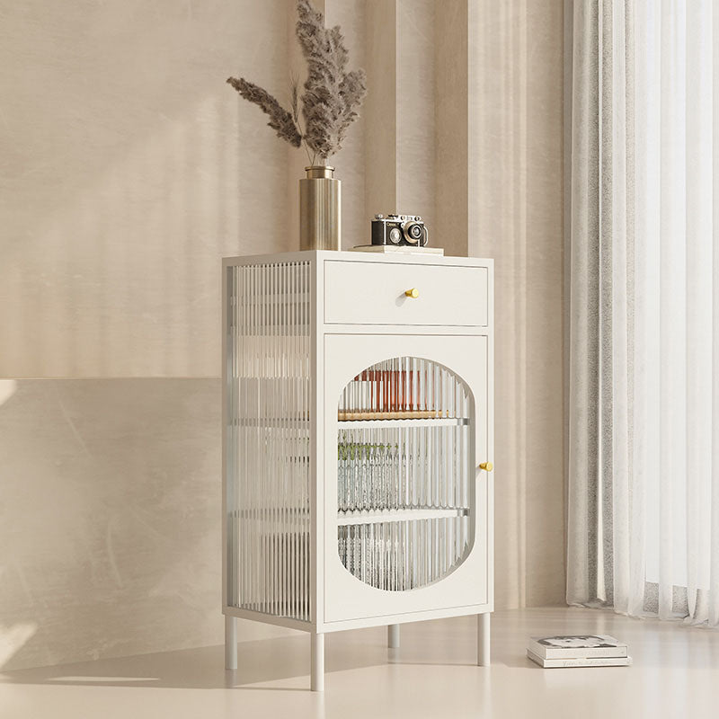 Serveur de restauration intérieure moderne avec portes en verre.