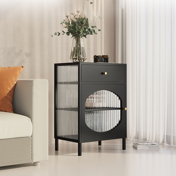 Serveur de restauration intérieure moderne avec portes en verre.