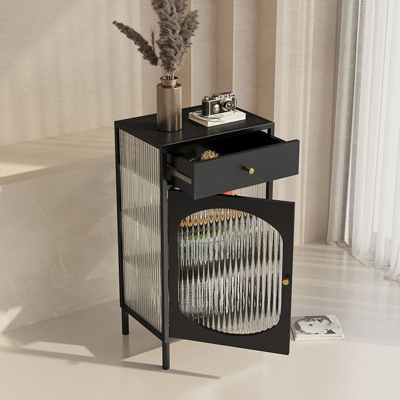 Serveur de restauration intérieure moderne avec portes en verre.