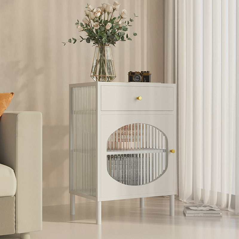 Serveur de restauration intérieure moderne avec portes en verre.