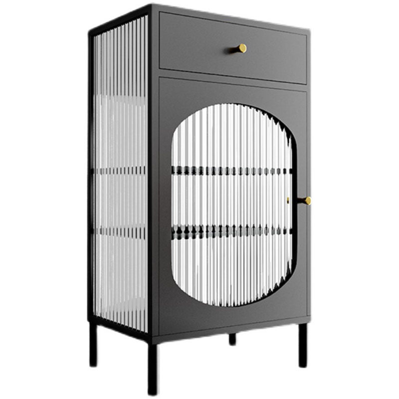 Serveur de restauration intérieure moderne avec portes en verre.