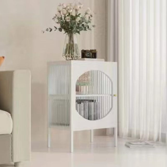 Serveur de restauration intérieure moderne avec portes en verre.