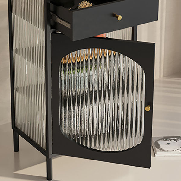 Serveur de restauration intérieure moderne avec portes en verre.