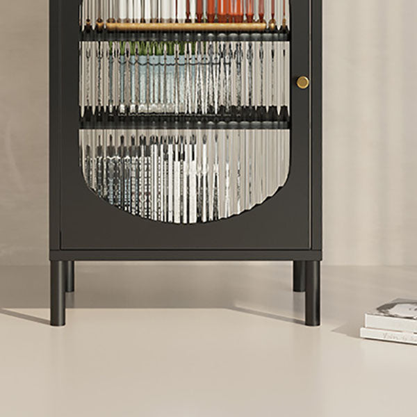 Serveur de restauration intérieure moderne avec portes en verre.