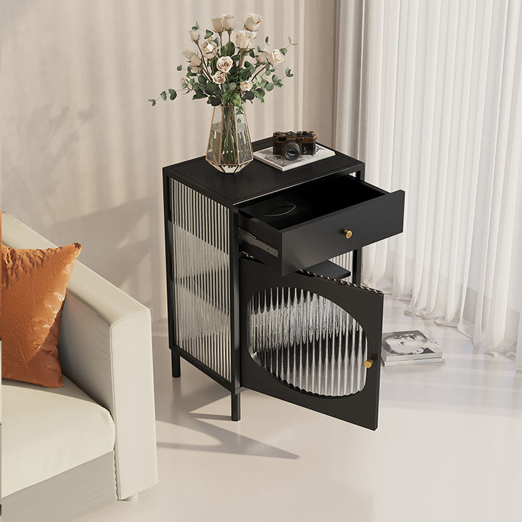 Serveur de restauration intérieure moderne avec portes en verre.