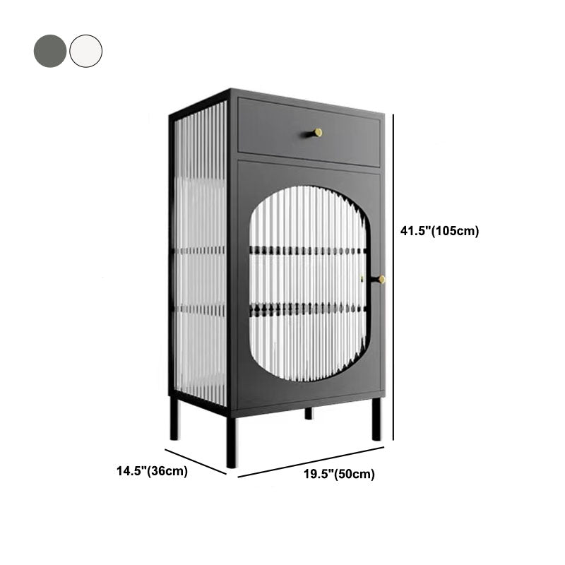 Serveur de restauration intérieure moderne avec portes en verre.