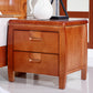 Table de nuit de lit traditionnelle en bois massif avec tiroirs