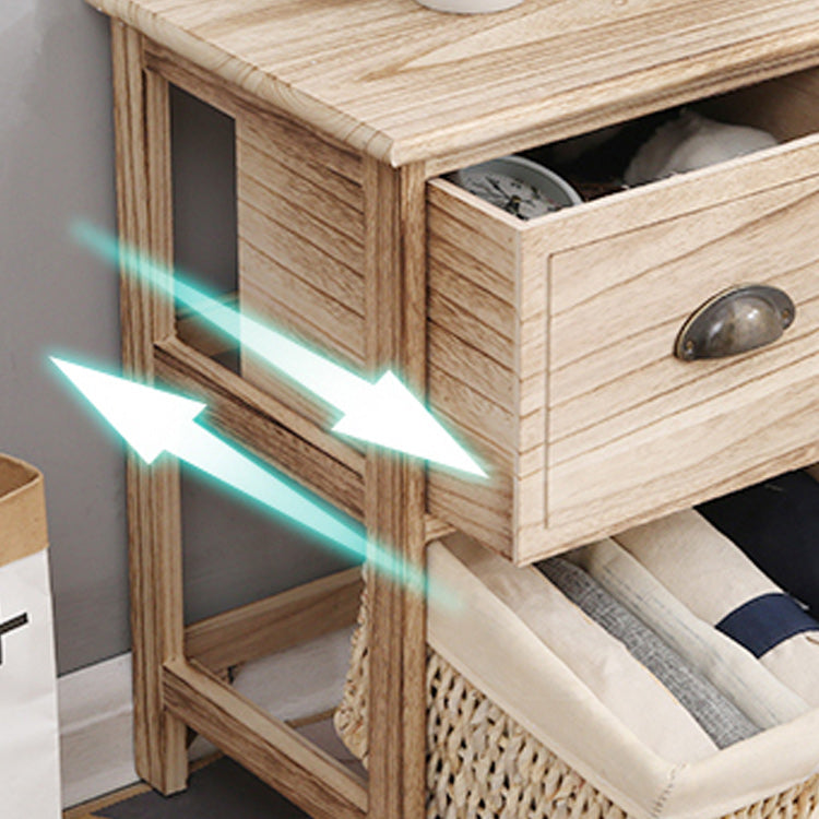 Coffre d'accent contemporain avec des tiroirs et des paniers en naturel