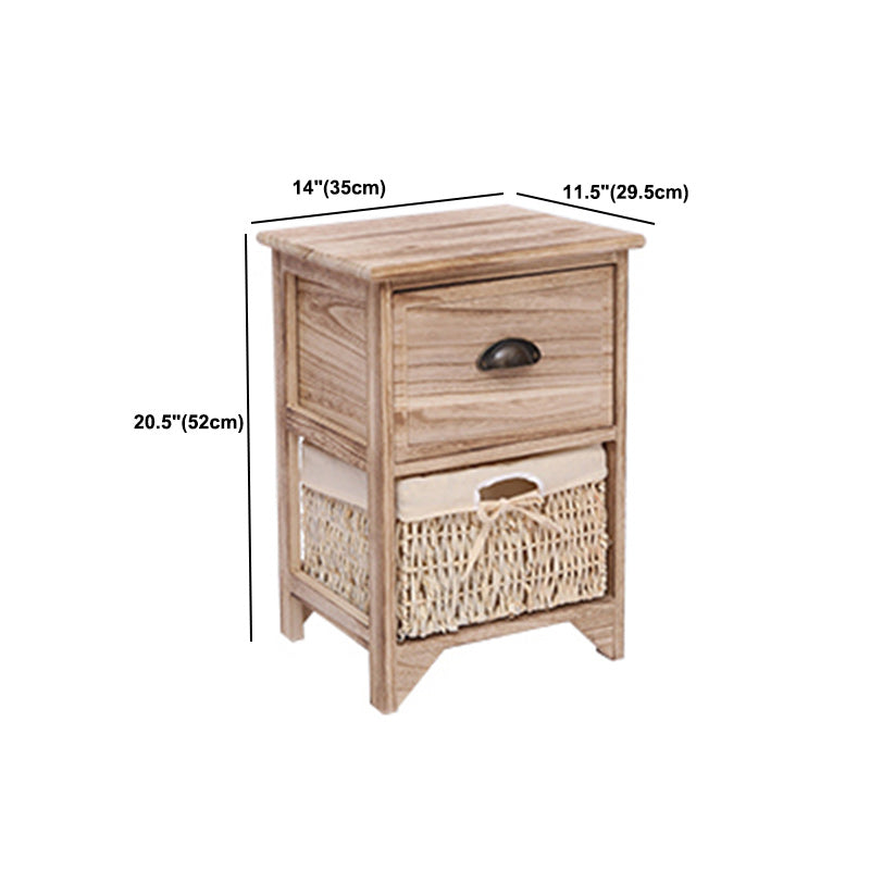 Coffre d'accent contemporain avec des tiroirs et des paniers en naturel