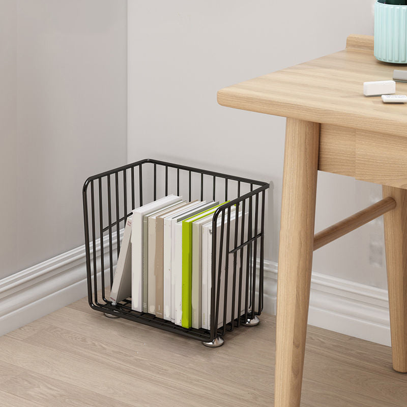 コンテンポラリーメタルシェルフの本棚は、垂直の本棚を閉じました