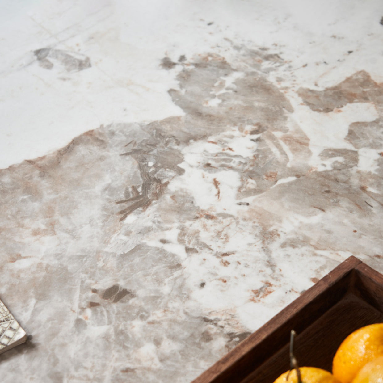 Ensemble de restauration moderne 1/4/5/7 PCS TABLE TOP TOP avec des chaises à ossature en bois massif