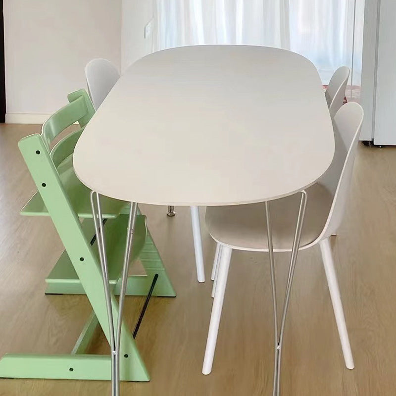 4本の脚のある白いソリッドウッドテーブルコンテンポラリーな楕円形のダイニングテーブル