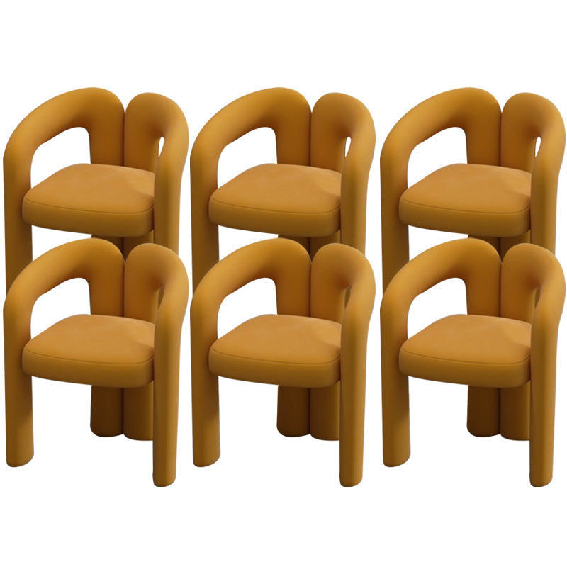 モダンなスタイルの布張りダイニングチェアオープンバックダイニングアームチェア