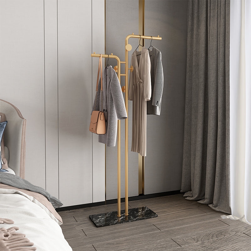 Hermosa rejilla de abrigo sólido en cola de metal con fondo de mármol