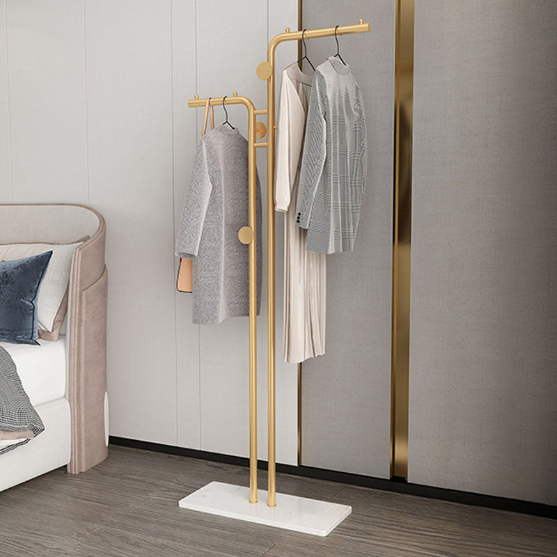 Hermosa rejilla de abrigo sólido en cola de metal con fondo de mármol