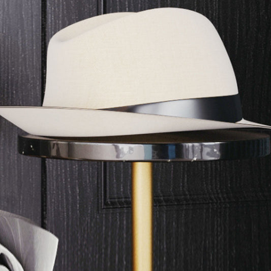 Lujosa rejilla de pelaje de capa de pie de pie de metal con fondo de mármol