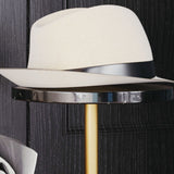 Lujosa rejilla de pelaje de capa de pie de pie de metal con fondo de mármol