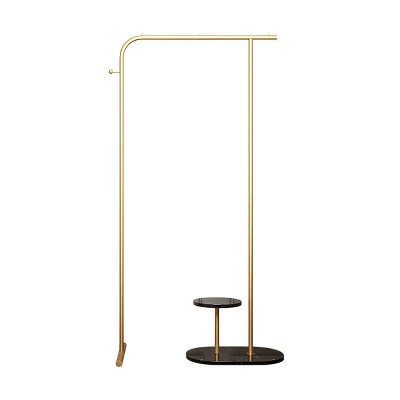 Lujosa rejilla de pelaje de capa de pie de pie de metal con fondo de mármol