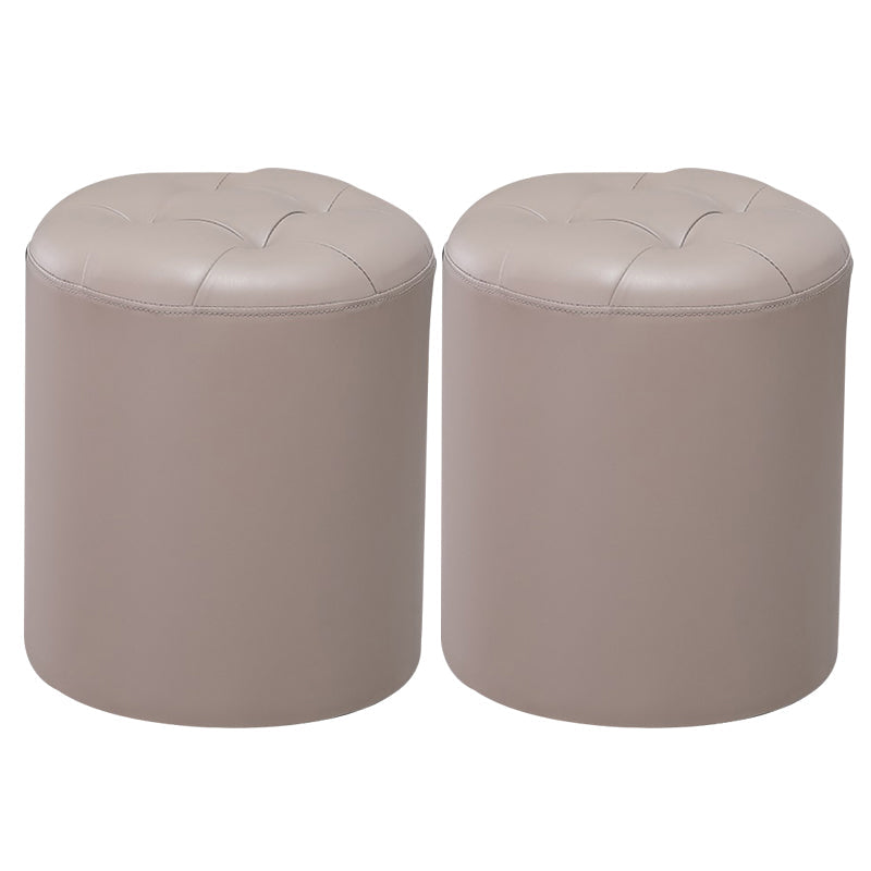 Ottoman moderno pouf ottomane in pelle vera imbottita con le macchie trapuntate.