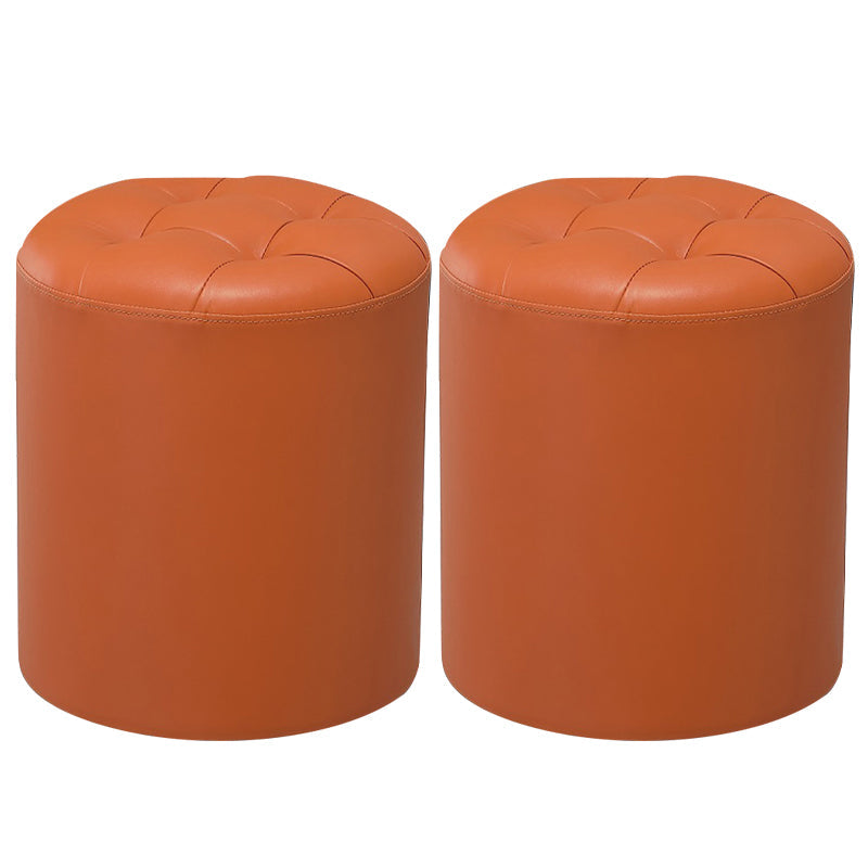 Ottoman moderno pouf ottomane in pelle vera imbottita con le macchie trapuntate.