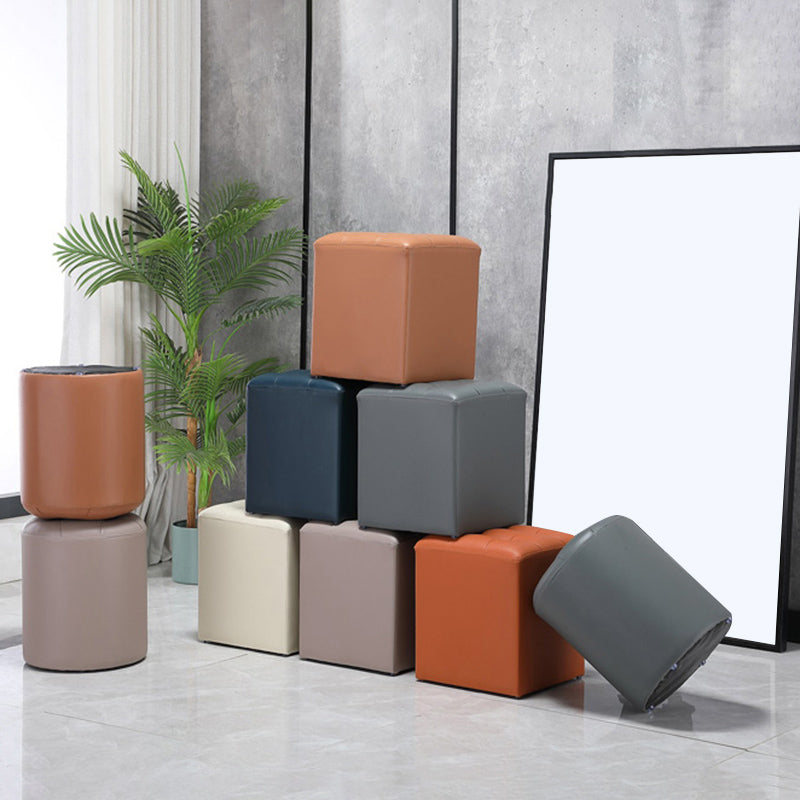 Ottoman moderno pouf ottomane in pelle vera imbottita con le macchie trapuntate.