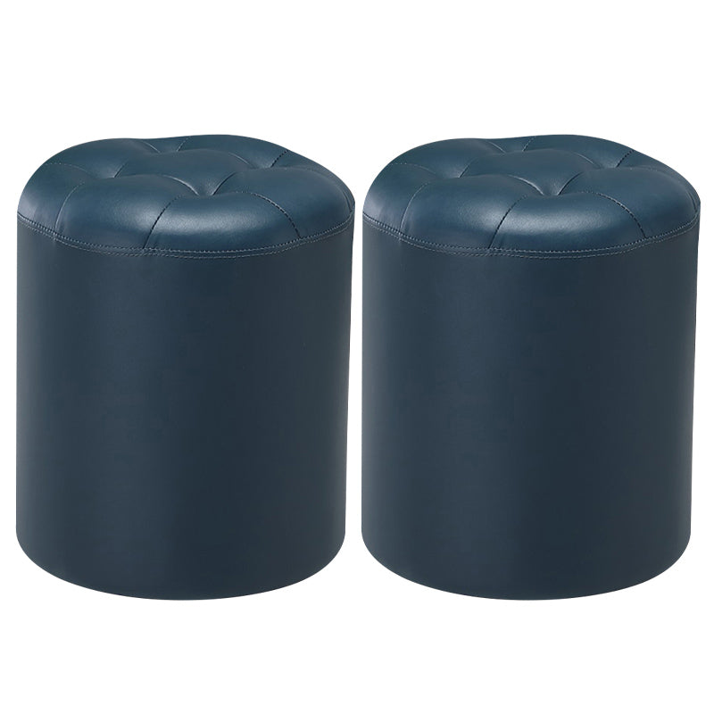 Ottoman moderno pouf ottomane in pelle vera imbottita con le macchie trapuntate.