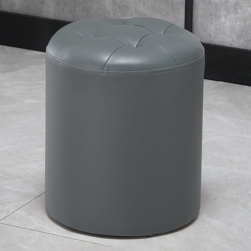 Ottoman moderno pouf ottomane in pelle vera imbottita con le macchie trapuntate.