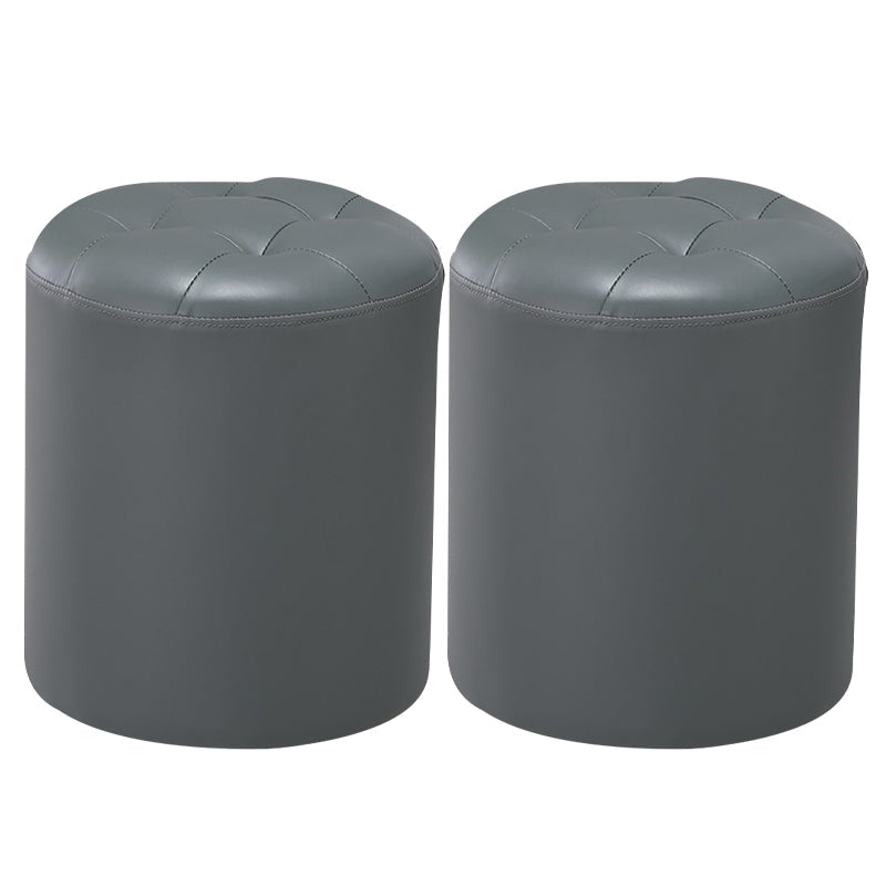 Ottoman moderno pouf ottomane in pelle vera imbottita con le macchie trapuntate.