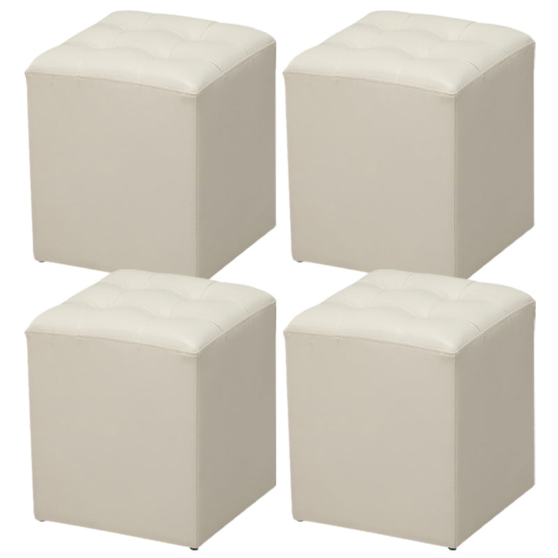 Ottoman moderno pouf ottomane in pelle vera imbottita con le macchie trapuntate.