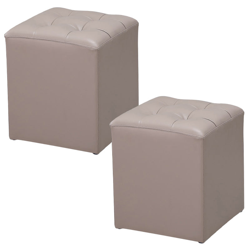 Ottoman moderno pouf ottomane in pelle vera imbottita con le macchie trapuntate.