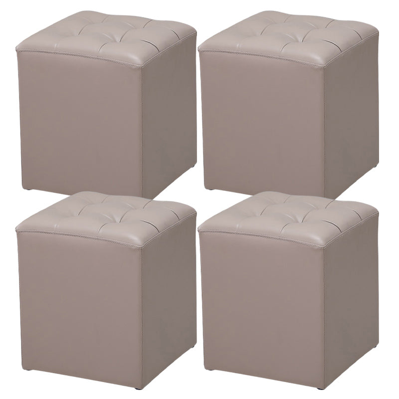 Ottoman moderno pouf ottomane in pelle vera imbottita con le macchie trapuntate.