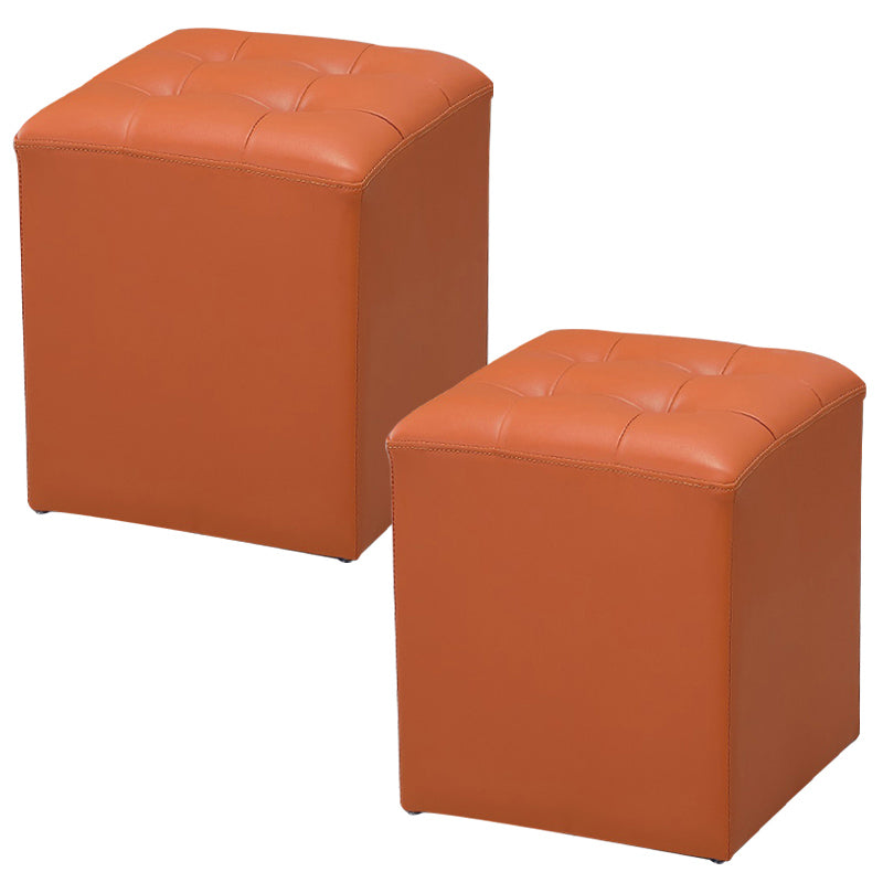 Ottoman moderno pouf ottomane in pelle vera imbottita con le macchie trapuntate.