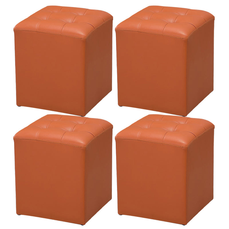 Ottoman moderno pouf ottomane in pelle vera imbottita con le macchie trapuntate.