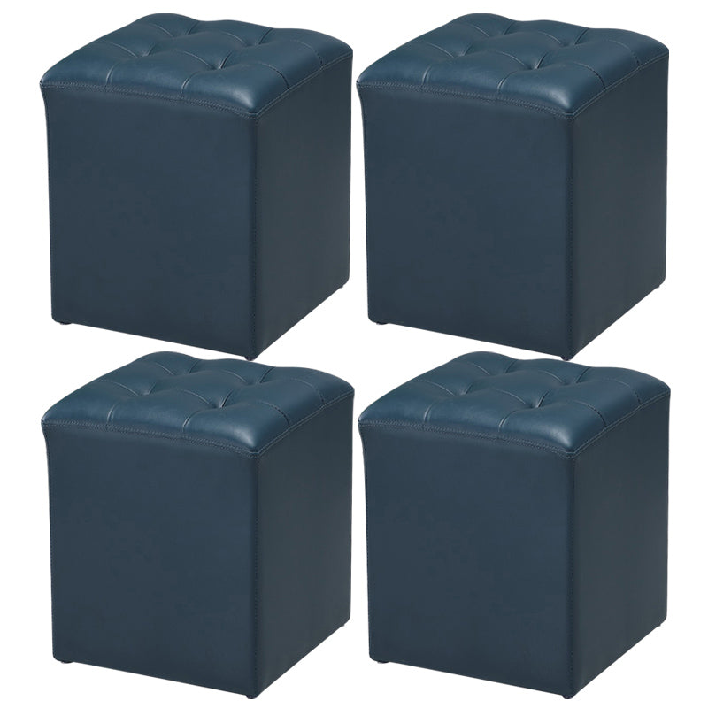 Ottoman moderno pouf ottomane in pelle vera imbottita con le macchie trapuntate.