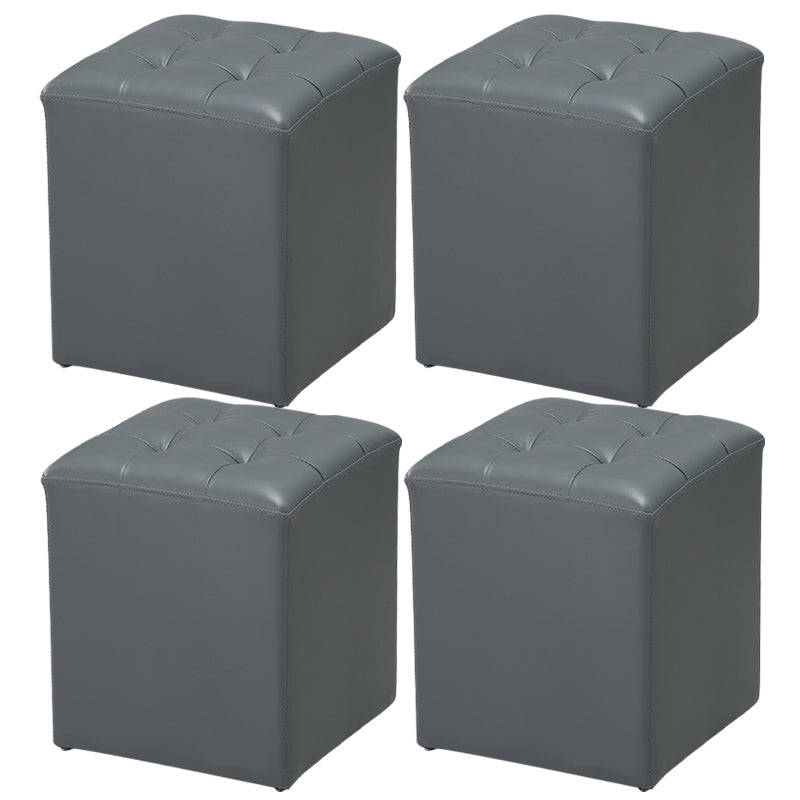 Ottoman moderno pouf ottomane in pelle vera imbottita con le macchie trapuntate.