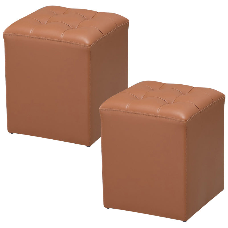 Ottoman moderno pouf ottomane in pelle vera imbottita con le macchie trapuntate.