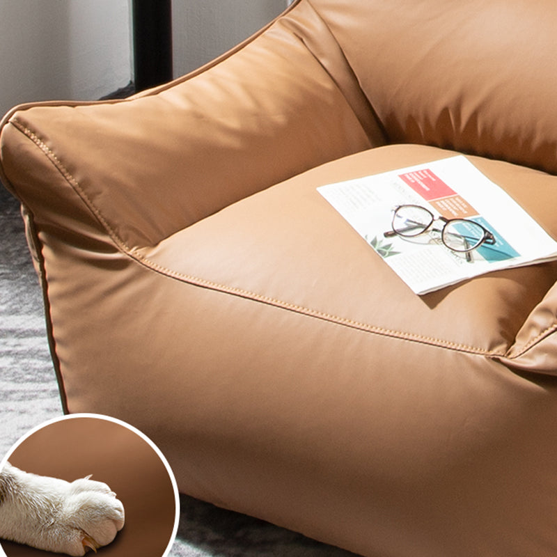 Moderno divano braccio svasato da cuscino cucito in pelle finta per soggiorno