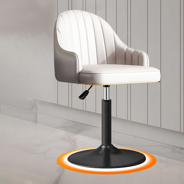 スカンジナビアのメタルバースツールローバックフェイクレザークッションスツールとフットレスト